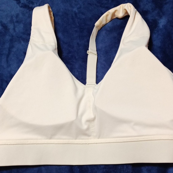 Sports bra and biker shorts - Picture 2 of 8